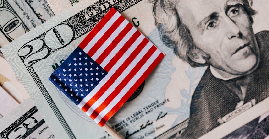 Dollar Smile: o que é e como funciona a teoria do dólar americano